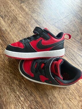 Toddler boy Nike court borough size 8 black and red